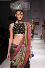 Model walk the ramp for Nida Mahmood at Wills India Fashion Week day 5 on 29th March 2010 (4).JPG
